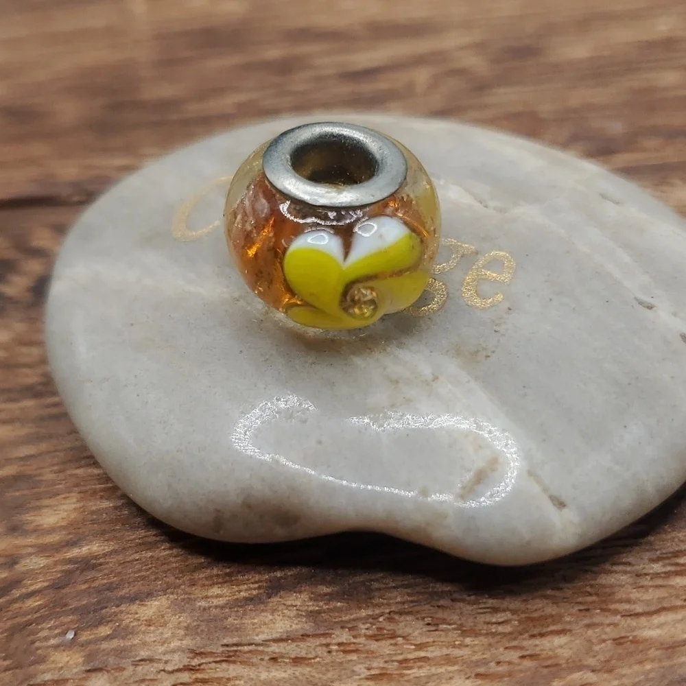 Daisy‎ yellow charm